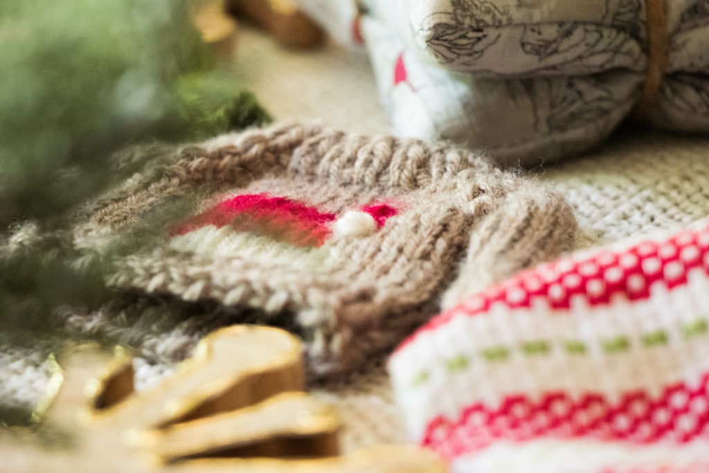 Play your holiday crochet & knitting projects with a FREE Handmade Holiday planner & calendar. 